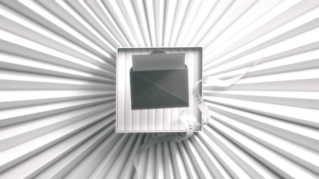 3D Dior gift box with an opening mail on top